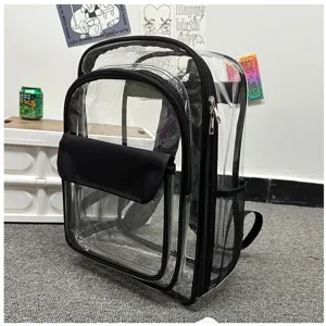 Detailansicht des transparenten PVC-Rucksacks mit schwarzem Rand und praktischer Vordertasche.