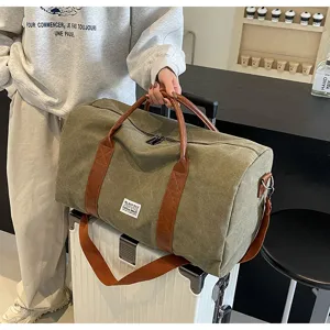 Grote canvas reistas met lederen handvatten, casual fitness sporttas in de scène.
