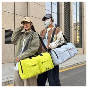 Reisetasche mit mehreren Fächern und Schultergurt, große Sporttasche für Fitness und Alltag.