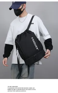 Großkapazität wasserdichter Sportrucksack für Herren, stilvoller schwarzer Turnbeutel.