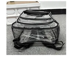 Klarer PVC Rucksack Detailansicht mit transparentem Material, schwarzem Rand und Gurten.