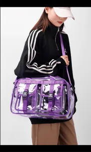 Transparente PVC Reisetasche mit lila Gurten, große Handtasche und Umhängetasche für Damen.