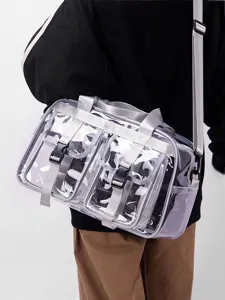 Nahaufnahme der transparenten PVC Tasche mit praktischen Vordertaschen und verstellbarem Gurt.
