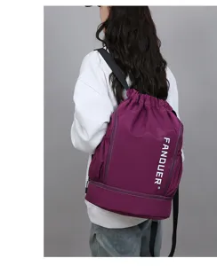 Modell trägt violetten Sportrucksack mit Nass-Trocken-Trennung und großem Volumen.