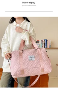 Rosa gesteppte Reisetasche mit großer Kapazität, Sporttasche für Fitness und Alltag.
