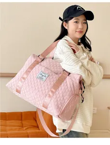 Rosa gesteppte Reisetasche mit großem Fassungsvermögen und bequemen Schultergurten.