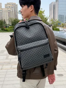 Mochila casual elegante para hombre con gran capacidad, ideal para viajes y uso diario.