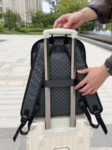 Mochila casual de viaje y negocios con correa para maleta y elegante patrón de monograma elegante