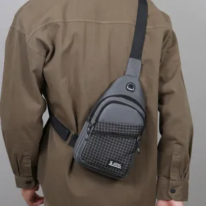 Detailansicht der Herren Oxford Stoff Brusttasche, mit kontrastierendem Karomuster.
