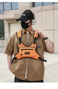 Taktische Brusttasche funktionale orange Weste Gurtzeug Detailansicht mit vielen Taschen.