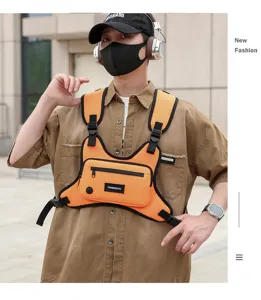 Detailansicht der orangen Taktik-Brusttasche, funktionelles Streetwear-Gurtzeug.
