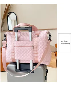Rosa gesteppte Reisetasche mit Kofferband und Schultergurt für Fitnessstudio und Wochenendausflüge.