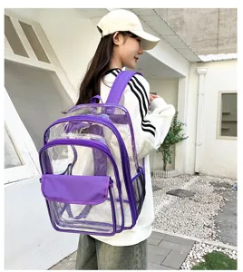 Klares PVC-Rucksack-Detail mit transparentem Material, lila Einfassung und Vordertasche.