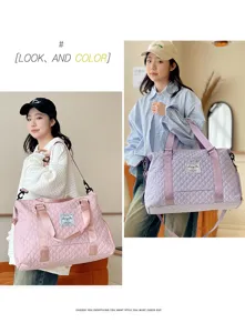 Detailansicht der großen Reisetasche in Rosa und Lila, stilvoll getragen von Models im Alltag.