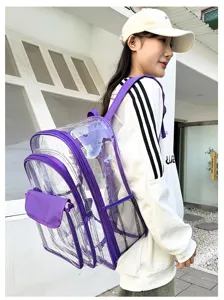 Klare PVC Rucksack Detailansicht, transparente wasserdichte Schultasche mit violettem Rand.