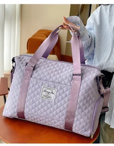 Hellviolette gesteppte Reisetasche mit grossem Volumen, Sport Fitness Umhaengetasche Detail.