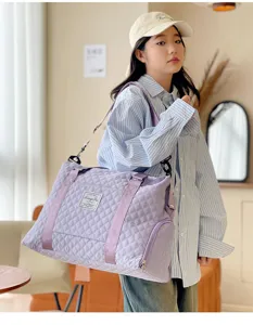 Helllila gesteppte Reise-Sporttasche mit Schultergurt, große Kapazität Fitness-Tasche für Damen.