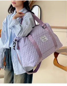 Detailansicht der helllila gesteppten Reise- und Sporttasche mit verstellbarem Schultergurt.