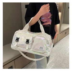 Glänzende, schimmernde Reisetasche Detail, große Sporttasche mit Schuhfach für Fitness.