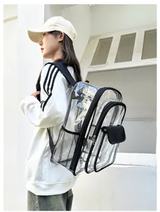 Transparenter PVC Rucksack Detail mit schwarzem Rand, doppelten Fächern und Netztaschen.