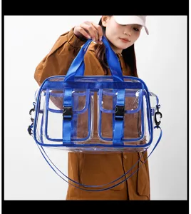 Transparente PVC Reisetasche mit blauem Gurtband und Vordertaschen für Damenalltag.