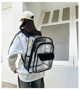 Transparenter PVC Rucksack Detailansicht mit schwarzem Besatz und Trägern in heller Szene.