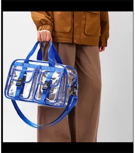 Transparente PVC-Reisetasche mit blauen Gurten, stilvolle Handtasche und Umhängetasche.