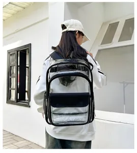 Transparentes PVC Rucksack Detail zeigt das wasserdichte Design mit schwarzem Rand.