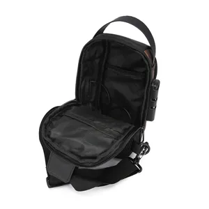 Sac de poitrine étanche antivol pour hommes en noir avec serrure à combinaison sécurisée.
