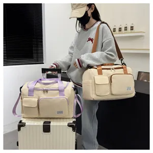 Große Reise-Duffel-Tasche mit Kontrastfarben, vielen Fächern und bequemem Tragen.