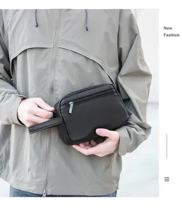 Vista dettagliata della pochette da uomo in pelle PU nera con polsiera e chiusura lampo.