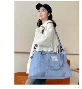 Hellblaue gesteppte Reisetasche mit Schultergurt, große Sporttasche für Damen Fitness.
