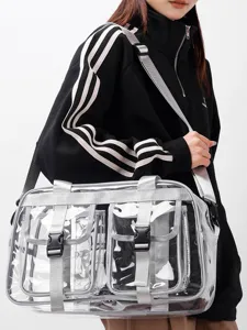 Transparente PVC Reisetasche für Damen mit doppelten Vordertaschen und verstellbarem Gurt.