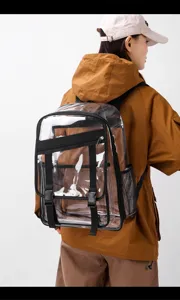 Transparenter PVC Rucksack Detailansicht mit grossem Fassungsvermoegen und stabilen Gurten.