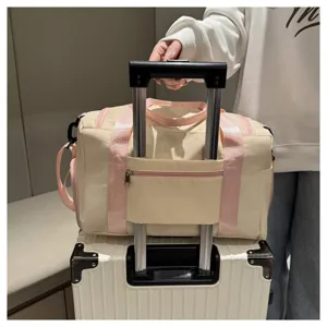 Grosse Reise- und Sporttasche mit Kofferhaltegurt und rosa Griffen fur Fitness sowie Kurztrips.