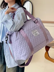 Große gesteppte Reisetasche in Helllila mit Schultergurt für Fitnessstudio Sport und Yoga.