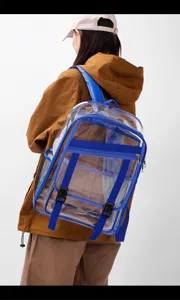 Klarer transparenter PVC Rucksack, grosser Freizeitreiserucksack mit blauen Gurten und Schnallen.