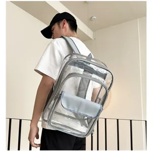 Detailansicht des durchsichtigen PVC Rucksacks mit grauem Rand und praktischer Vordertasche.