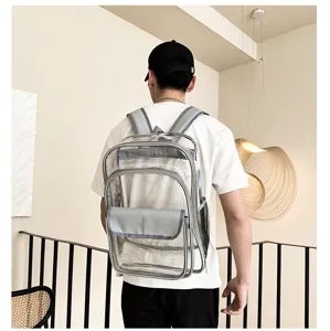 Transparenter PVC-Rucksack am Model mit grauen Kanten und Reißverschlüssen im täglichen Einsatz.