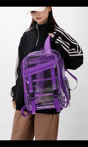 Detailansicht des klaren PVC Rucksacks mit lila Riemen und geräumigem Design für Alltag.