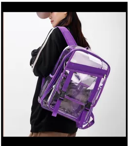Transparenter PVC Rucksack Detail mit langlebigen violetten Gurten und geräumigem Hauptfach.