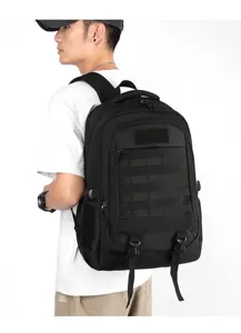 Gedetailleerd overzicht van de zwarte tactische rugzak met MOLLE-webbing en opbergvakken.