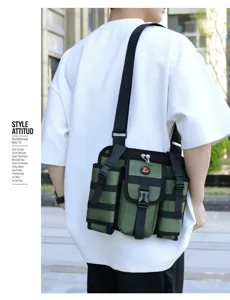 Bolso cruzado táctico verde para exteriores, vista detallada con múltiples bolsillos y hebillas.