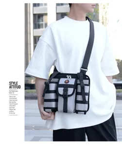 Vista detallada del bolso bandolera informal para hombre, estilo táctico multiusos.
