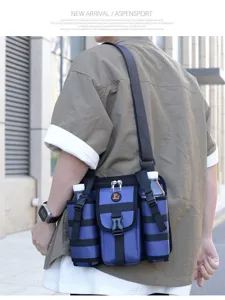 Vista detallada de bolso bandolera para hombre con portabotellas laterales y sistema táctico.