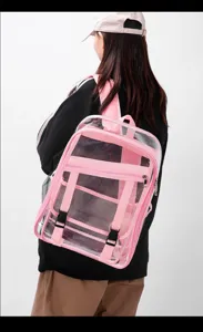 Rückansicht Detail des klaren rosa Rucksacks mit transparentem PVC Material und rosa Riemen.