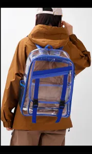 Transparenter PVC-Rucksack im Detail mit langlebigen blauen Gurten und geräumigem Design.