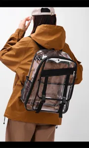 Detailansicht eines klaren PVC-Rucksacks mit schwarzen Gurten am Model für Alltag.