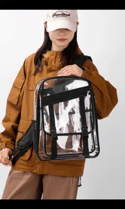 Transparenter PVC Rucksack mit schwarzen Gurten, großer Kapazität und modernem Design.