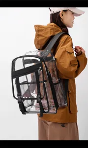 Transparenter PVC Rucksack am Model, zeigt geräumiges Design und stabile schwarze Riemen.
